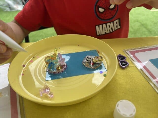 小さな子どもがカプセルシールを作っている様子